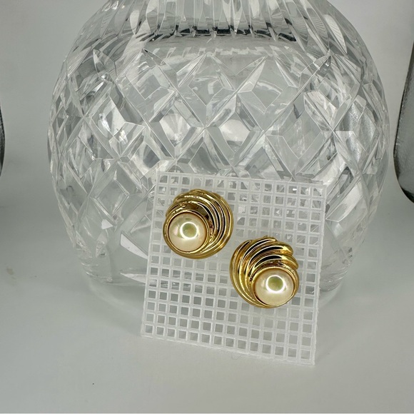 Vintage Chunky Pearl Gold-Tone Conch-Style Round Statement Costume Clip Earrings - Picture 2 of 8